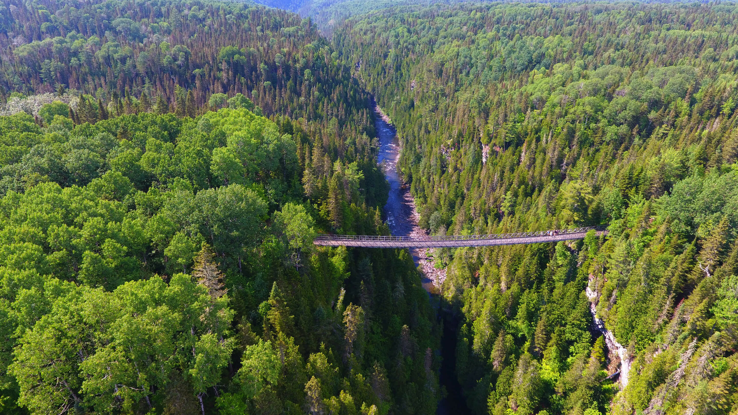 Vue aérienne du Canyon des Portes de l’Enfer à visiter à proximité des chalets du Logis du Bois Flotté Vue aérienne du Canyon des Portes de l’Enfer à visiter à proximité des chalets du Logis du Bois Flotté
