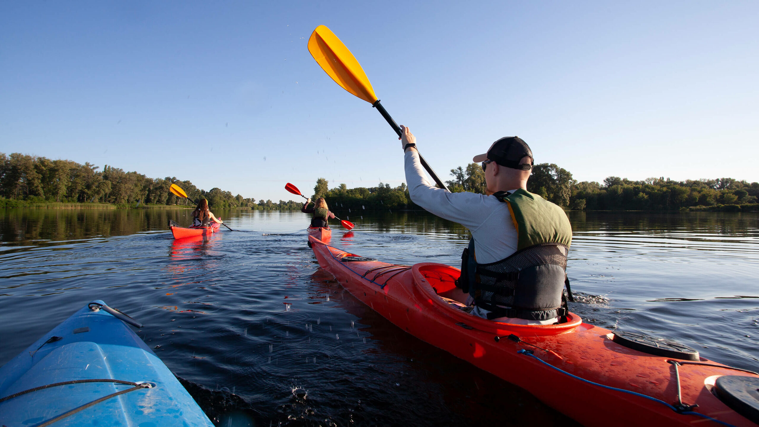 Plusieurs personnes en kayak de mer dans le Parc national du Bic, à proximité des chalets du Logis du Bois Flotté Plusieurs personnes en kayak de mer dans le Parc national du Bic, à proximité des chalets du Logis du Bois Flotté