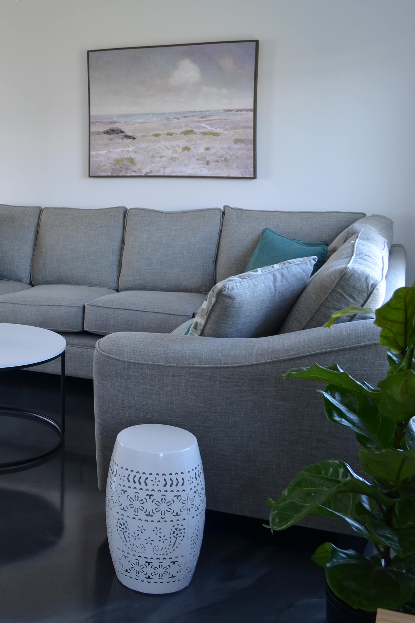 Salon à la décoration moderne avec un sofa gris confortable du chalet Le Clapotis de la marée au Logis du Bois Flotté Salon à la décoration moderne avec un sofa gris confortable du chalet Le Clapotis de la marée au Logis du Bois Flotté