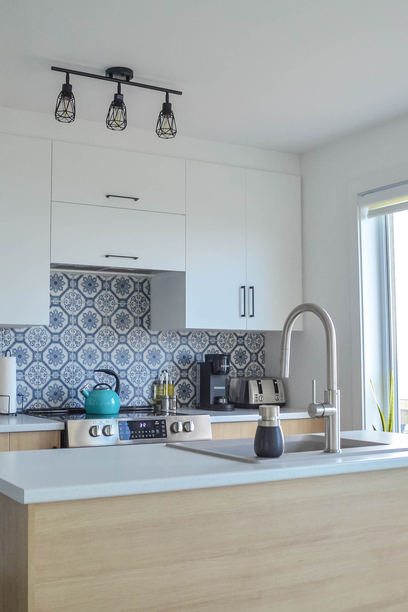 Cuisine moderne avec électroménagers en stainless et dosseret en carrelage bleu du chalet Le Fleuve tranquille au Logis du Bois Flotté Cuisine moderne avec électroménagers en stainless et dosseret en carrelage bleu du chalet Le Fleuve tranquille au Logis du Bois Flotté