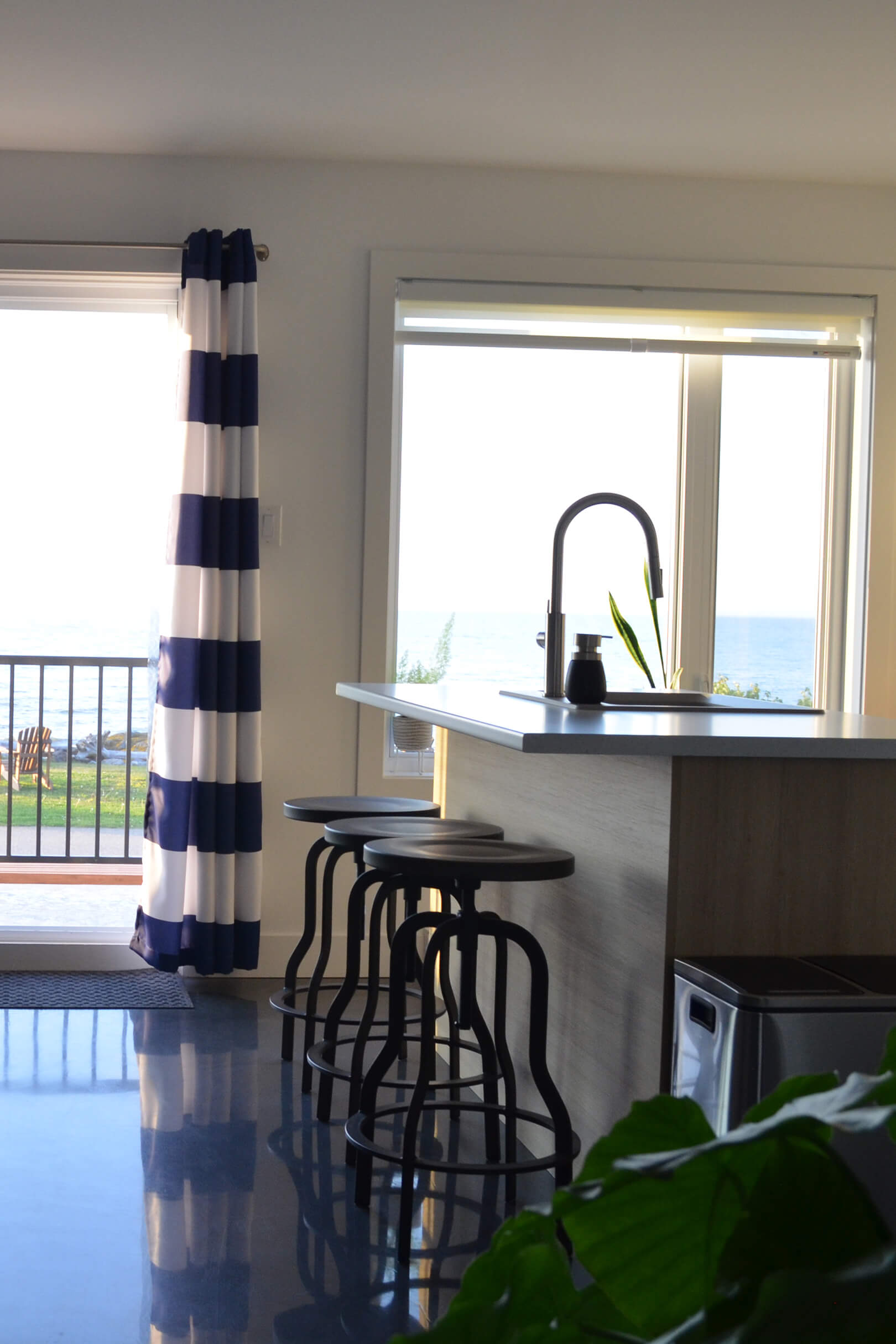 Cuisine moderne et lumineuse avec îlot avec vue sur le fleuve du chalet L’Écume des vagues au Logis du Bois Flotté Cuisine moderne et lumineuse avec îlot avec vue sur le fleuve du chalet L’Écume des vagues au Logis du Bois Flotté
