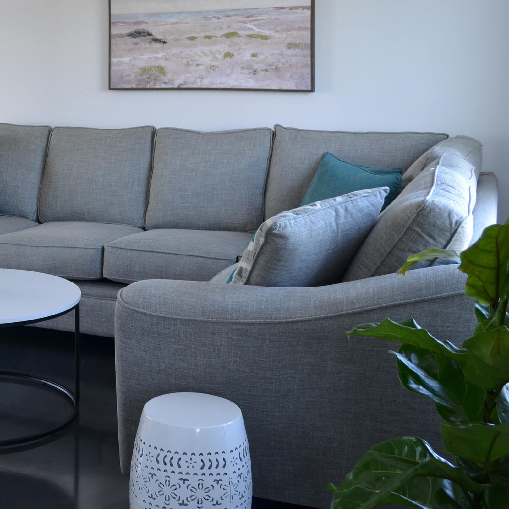 Salon à la décoration moderne avec un sofa gris confortable du chalet Le Clapotis de la marée au Logis du Bois Flotté Salon à la décoration moderne avec un sofa gris confortable du chalet Le Clapotis de la marée au Logis du Bois Flotté
