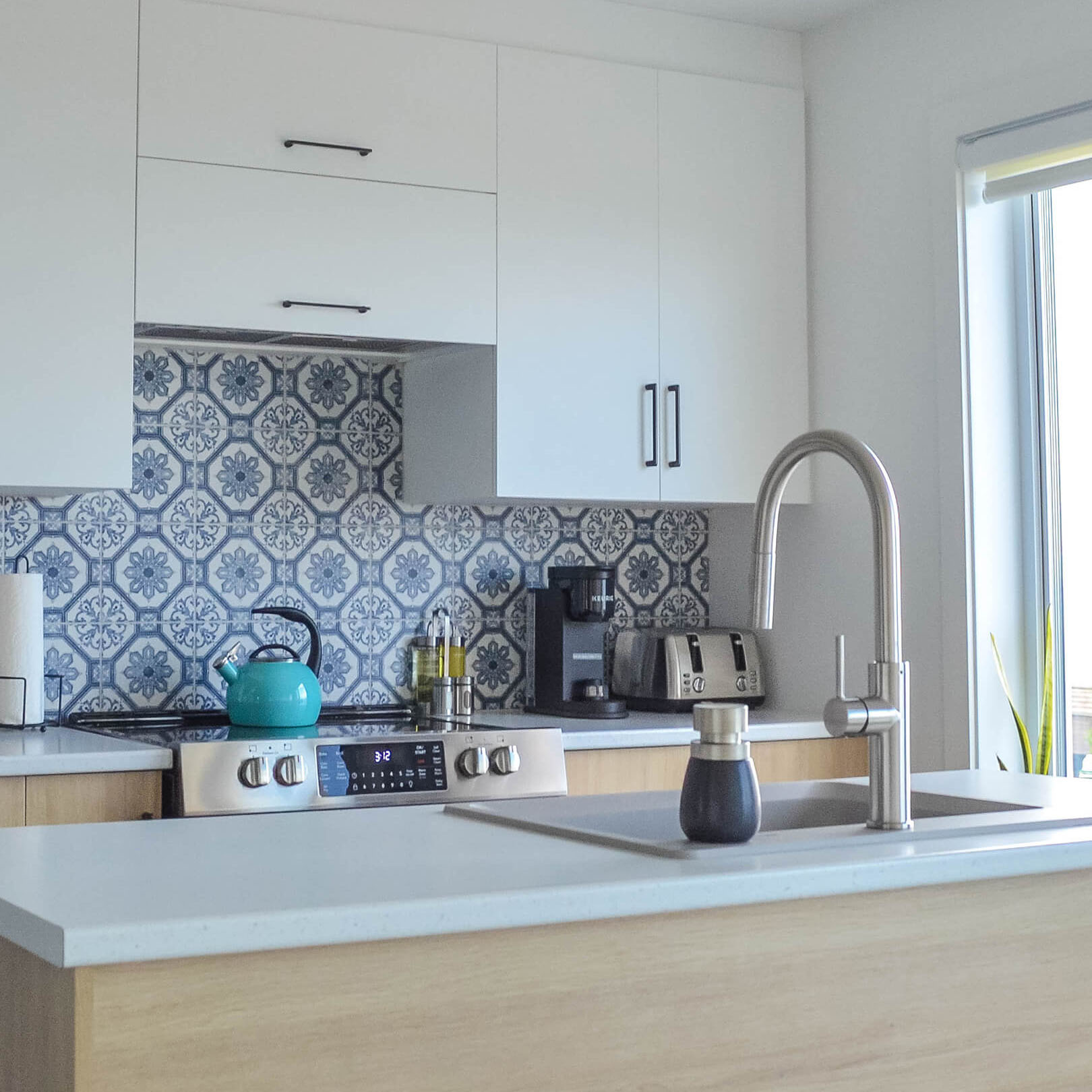 Cuisine moderne avec électroménagers en stainless et dosseret en carrelage bleu du chalet Le Fleuve tranquille au Logis du Bois Flotté Cuisine moderne avec électroménagers en stainless et dosseret en carrelage bleu du chalet Le Fleuve tranquille au Logis du Bois Flotté