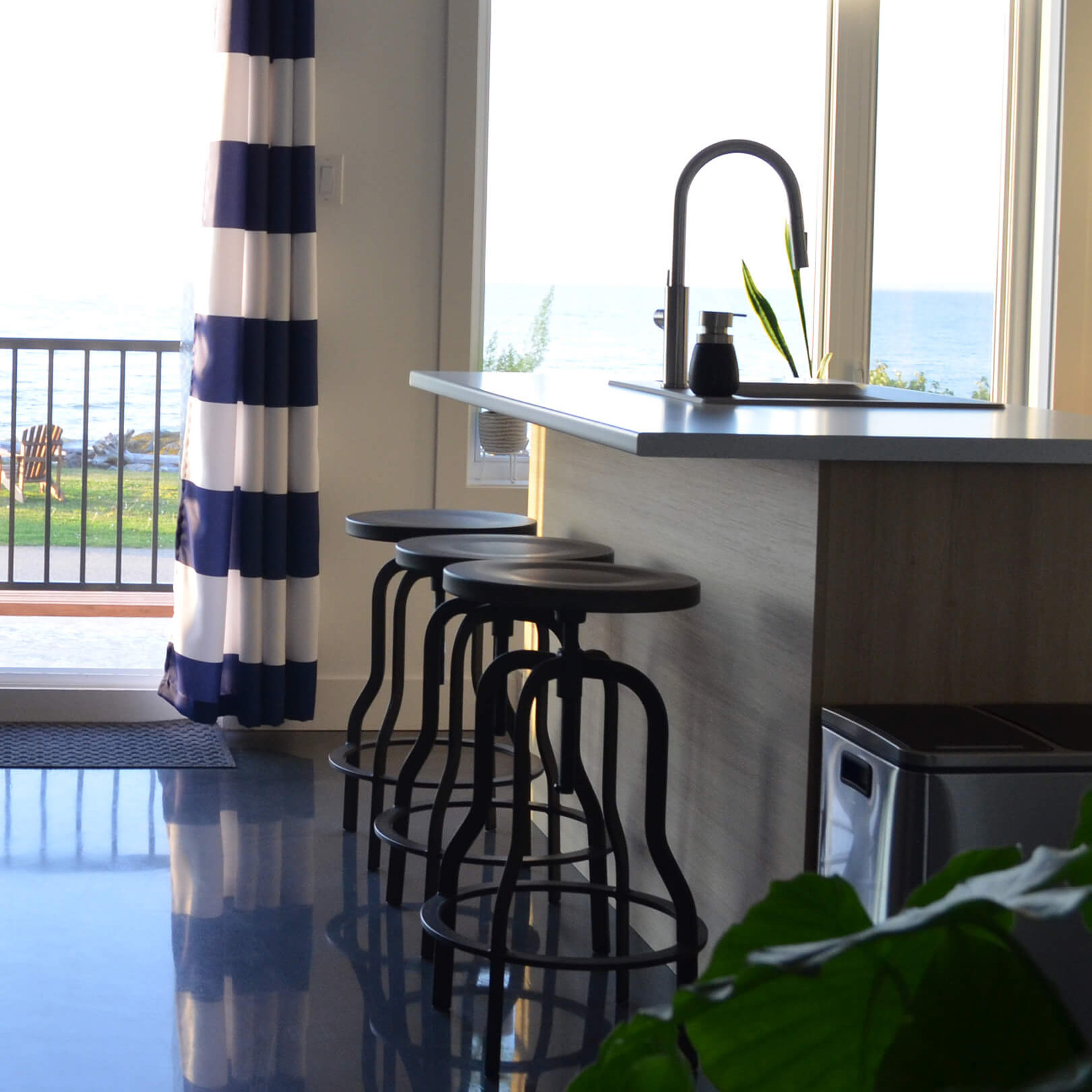 Cuisine moderne et lumineuse avec îlot avec vue sur le fleuve du chalet L’Écume des vagues au Logis du Bois Flotté Cuisine moderne et lumineuse avec îlot avec vue sur le fleuve du chalet L’Écume des vagues au Logis du Bois Flotté