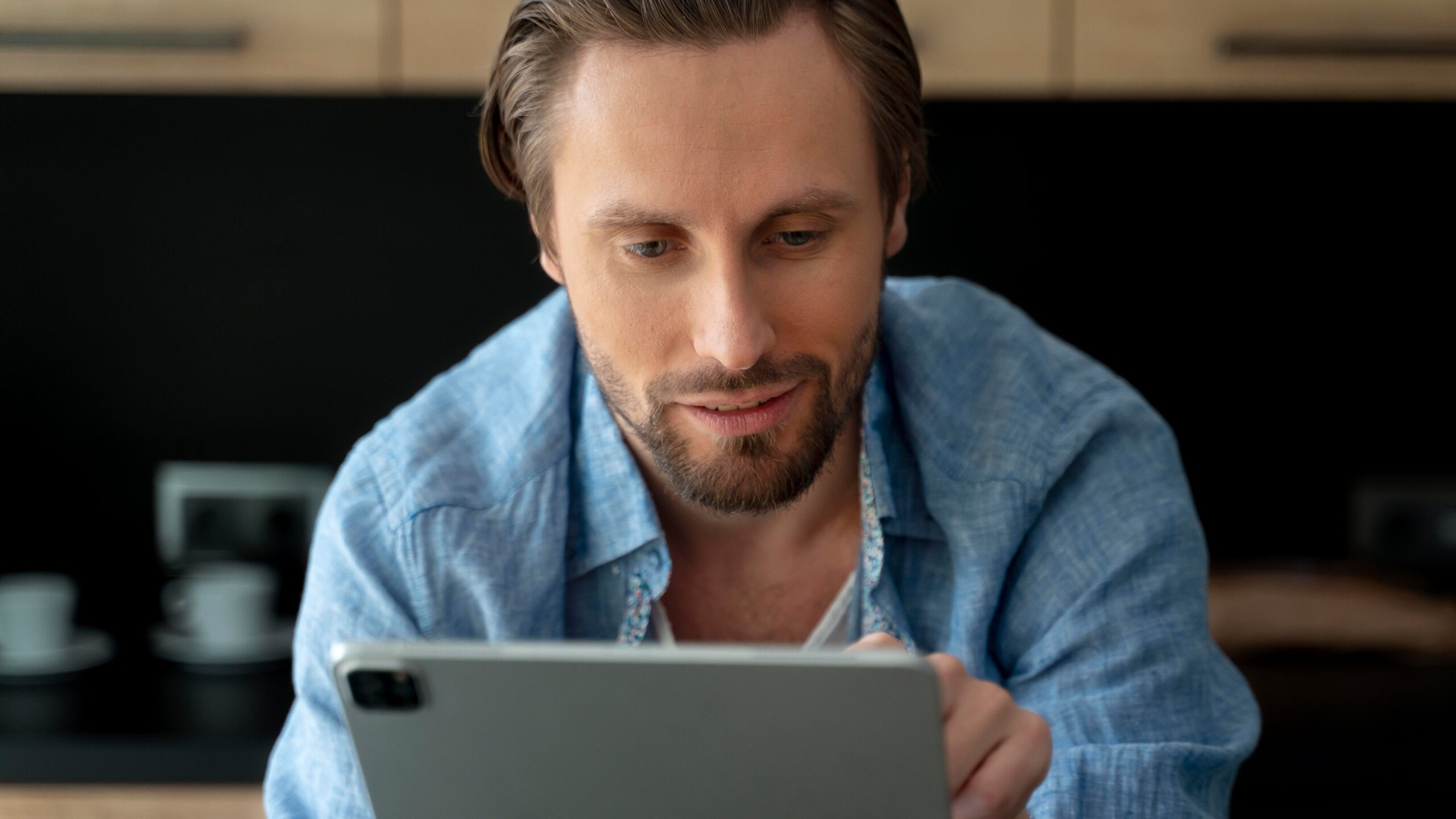 Homme souriant tenant une tablette Homme souriant tenant une tablette